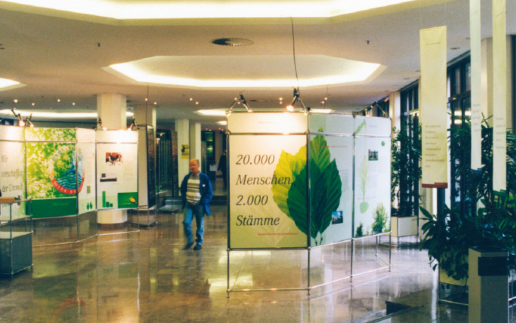 Daimler-Ausstellung im Foyer, Werk Bremen